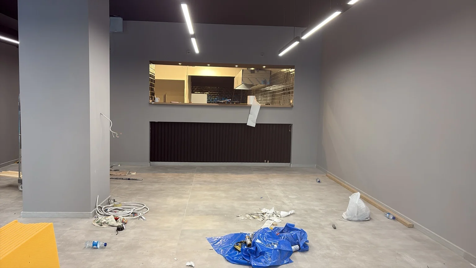 Salon vor der Reinigung mit Rückständen auf dem Boden