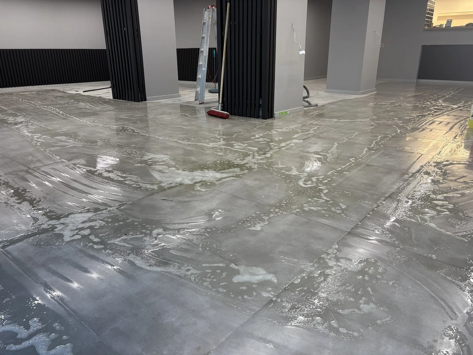 Reinigungslösung auf dem Boden während der Salonreinigung