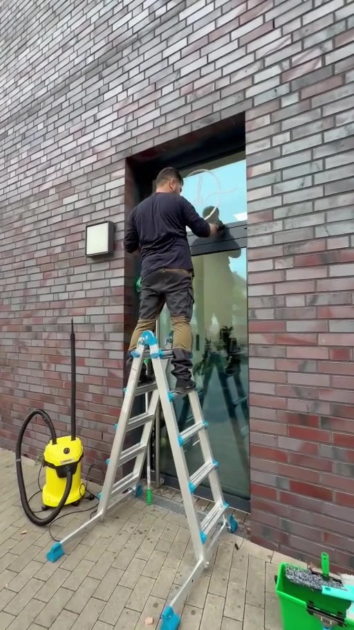 Glasreinigung an der Fassade