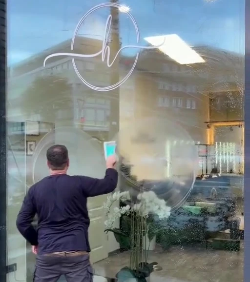 Glasreinigung an der Ladenfront