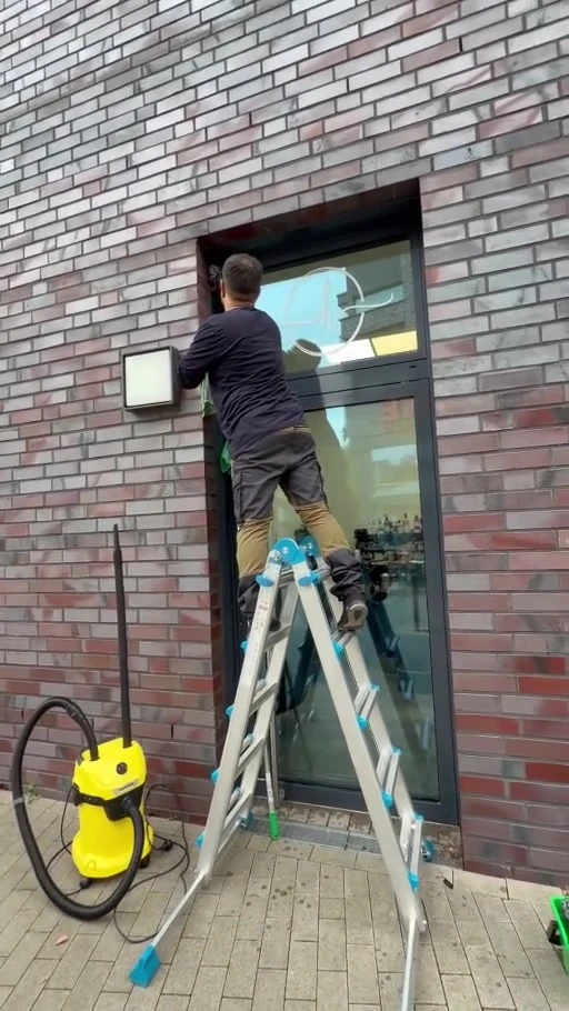 Saubere Glasfläche an der Backsteinfassade